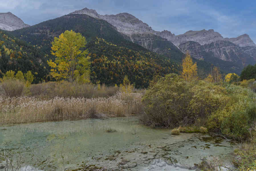 Huesca - valle de Pineta 03 - embalse de Pineta.jpg